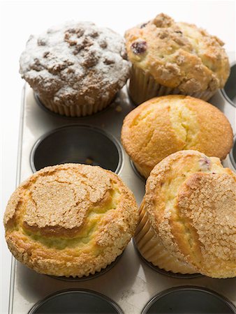 simsearch:659-01854950,k - Assorted muffins in muffin tin Foto de stock - Sin royalties Premium, Código: 659-01867320