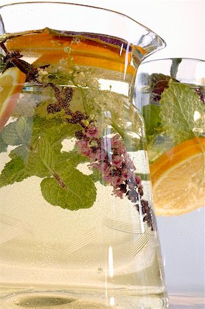 Boisson à base de plantes avec des tranches de citron dans la verseuse en verre Photographie de stock - Premium Libres de Droits, Code: 659-01867354