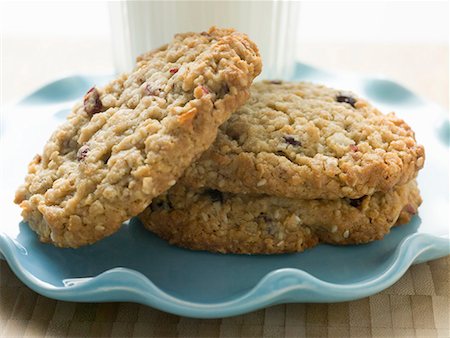 simsearch:659-03526122,k - Chocolate chip cookies in front of glass of milk Foto de stock - Sin royalties Premium, Código: 659-01867374