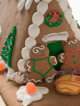 Gingerbread house with gingerbread people Fotografie stock - Premium Royalty-Free, Codice: 659-01867372