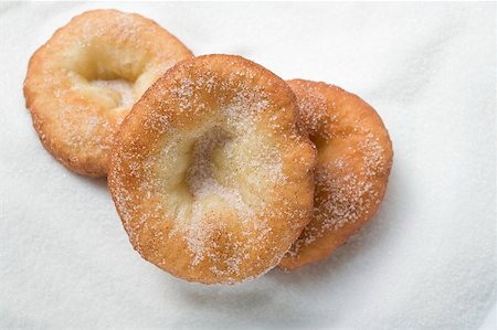 donut birds eye view not people - Auszogene (Bavarian doughnuts) on sugar Foto de stock - Sin royalties Premium, Código: 659-01867402