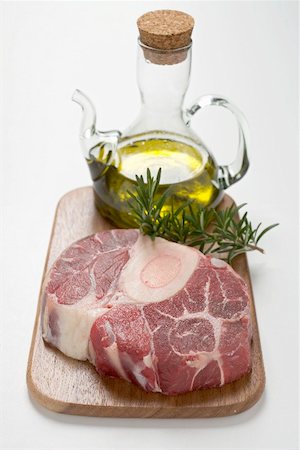 simsearch:659-01867471,k - Slice of beef from the leg on chopping board, rosemary, olive oil Foto de stock - Royalty Free Premium, Número: 659-01867468