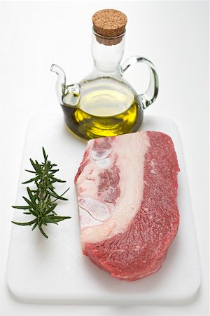 simsearch:659-01867471,k - Beef brisket on chopping board, rosemary, olive oil Foto de stock - Royalty Free Premium, Número: 659-01867471