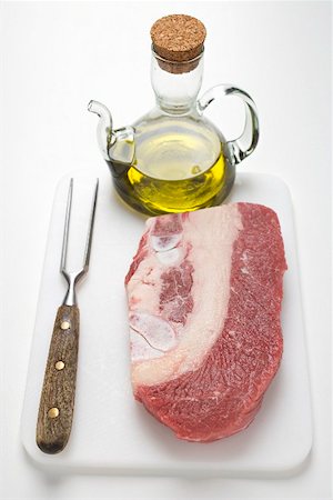 simsearch:659-01842609,k - Beef brisket on chopping board, olive oil, meat fork Foto de stock - Sin royalties Premium, Código: 659-01867472