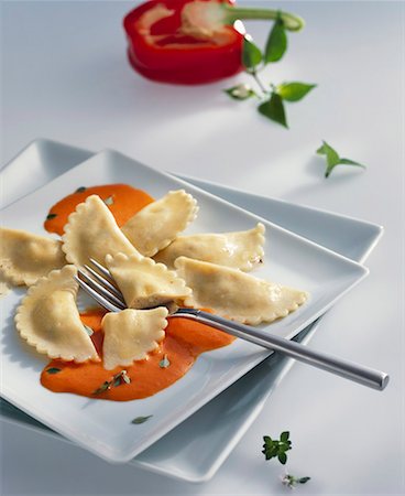 ravioli - Raviolis au saumon avec sauce au poivre Photographie de stock - Premium Libres de Droits, Code: 659-01867503