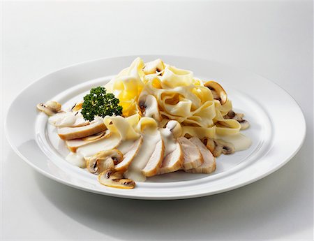 Chicken breast with white wine sauce, mushrooms & tagliatelle Stock Photo - Premium Royalty-Free, Code: 659-01867516