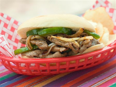 Sandwich Döner avec poivrons dans le panier en plastique Photographie de stock - Premium Libres de Droits, Code: 659-01867549