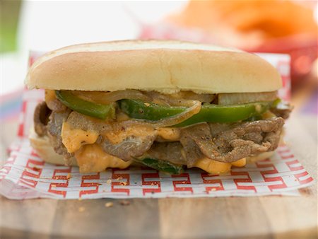 simsearch:659-03533100,k - Döner sandwich with green peppers, onions and cheese Foto de stock - Sin royalties Premium, Código: 659-01867552