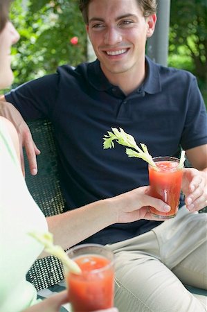 simsearch:659-03524301,k - Woman handing tomato drink to young man Fotografie stock - Premium Royalty-Free, Codice: 659-01867631