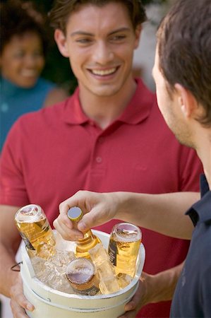 simsearch:659-01858654,k - Homme qui dessert glacés bouteilles de bière Photographie de stock - Premium Libres de Droits, Code: 659-01867645