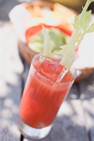 simsearch:659-02212413,k - Tomato drink with celery and ice cubes Foto de stock - Sin royalties Premium, Código: 659-01867671