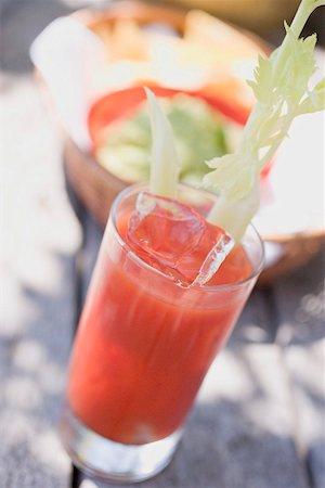 Boisson de tomate avec des cubes de céleri et de la glace Photographie de stock - Premium Libres de Droits, Code: 659-01867671