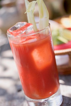 Boisson de tomate avec des cubes de céleri et de la glace Photographie de stock - Premium Libres de Droits, Code: 659-01867672