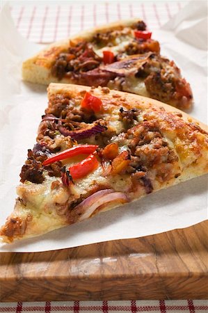 pizza piece - Two slices of mince and onion pizza on paper Foto de stock - Sin royalties Premium, Código: 659-01860002