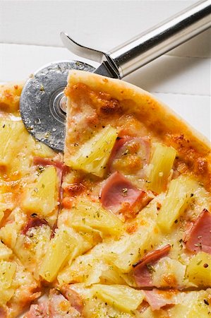 pizza box nobody - Hawaiian pizza, sliced, in pizza box with pizza cutter Stock Photo - Premium Royalty-Free, Code: 659-01860014