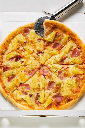 pizza box nobody - Hawaiian pizza, sliced, in pizza box with pizza cutter Foto de stock - Sin royalties Premium, Código: 659-01860012