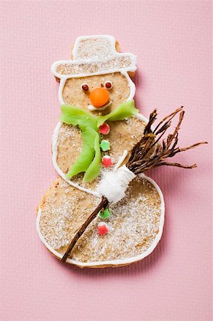 simsearch:659-01865462,k - Spiced snowman bisuit Foto de stock - Royalty Free Premium, Número: 659-01860058