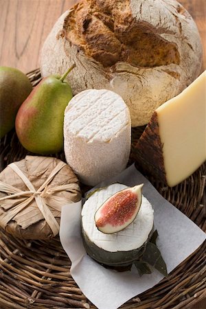 Cheese still life with bread, pears and fig Foto de stock - Sin royalties Premium, Código: 659-01860097