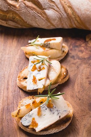 Gorgonzola with pear and praline on baguette slices Stock Photo - Premium Royalty-Free, Code: 659-01860120