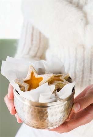 simsearch:659-02213379,k - Hands holding jam biscuits in silver bowl Foto de stock - Royalty Free Premium, Número: 659-01860136