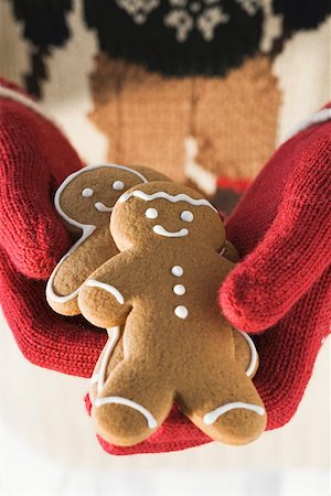 Hands in woollen gloves holding gingerbread men Stock Photo - Premium Royalty-Free, Code: 659-01860144