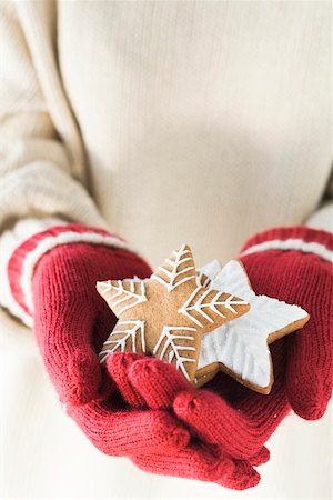 simsearch:659-02213937,k - Hands in woollen gloves holding gingerbread stars Fotografie stock - Premium Royalty-Free, Codice: 659-01860147
