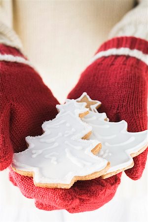 simsearch:659-01860137,k - Mains dans des gants en laine holding sapin biscuits arbre Photographie de stock - Premium Libres de Droits, Code: 659-01860148