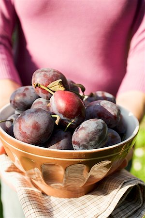 simsearch:659-01858229,k - Woman holding bowl of fresh plums Fotografie stock - Premium Royalty-Free, Codice: 659-01860169