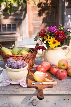 simsearch:659-01861536,k - Rustic fruit still life on garden table in front of farmhouse Foto de stock - Royalty Free Premium, Número: 659-01860192