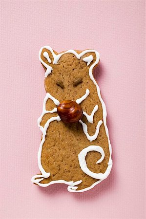 Gingerbread mouse with hazelnut Foto de stock - Sin royalties Premium, Código: 659-01860222
