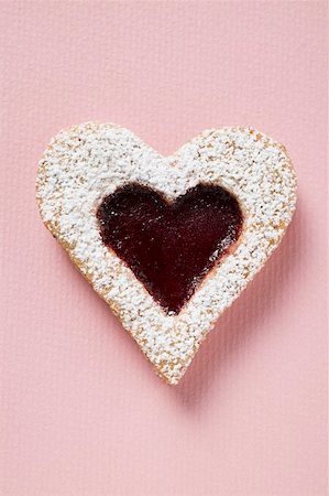 simsearch:659-01860790,k - Heart-shaped biscuit with raspberry jam and icing sugar Fotografie stock - Premium Royalty-Free, Codice: 659-01860235