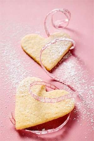 simsearch:659-01855004,k - Pastry hearts with icing sugar and pink ribbon Foto de stock - Sin royalties Premium, Código: 659-01860230