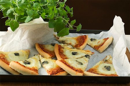 Mehrere Scheiben von drei amerikanischen Stil Käse Pizza, Oregano Stockbilder - Premium RF Lizenzfrei, Bildnummer: 659-01860277