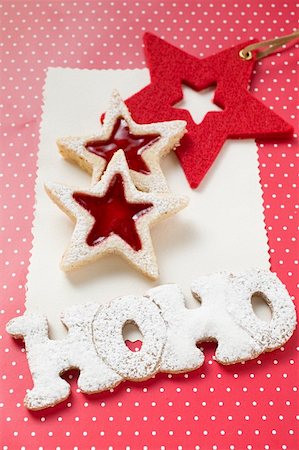 simsearch:659-01843444,k - Almond biscuits & the words HOHO in gingerbread, for Xmas Fotografie stock - Premium Royalty-Free, Codice: 659-01860271