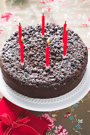 streusel - Chocolate crumble cheesecake with icing sugar and candles Stock Photo - Premium Royalty-Free, Code: 659-01860294