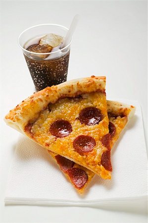 Tranches de pizza au pepperoni américaine avec du cola Photographie de stock - Premium Libres de Droits, Code: 659-01860322