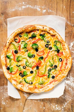pizza above - American-style vegetable pizza on server Stock Photo - Premium Royalty-Free, Code: 659-01860339