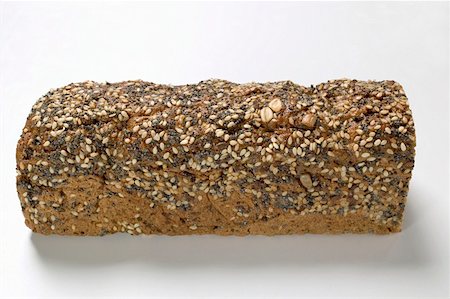 simsearch:659-01866647,k - Wholemeal bread with poppy seeds and sesame seeds Foto de stock - Royalty Free Premium, Número: 659-01860408