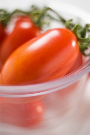 simsearch:659-01848974,k - Plum tomatoes in glass bowl Foto de stock - Royalty Free Premium, Número: 659-01860436