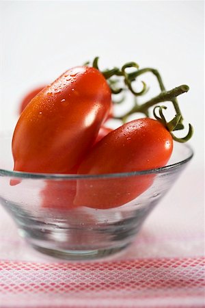 simsearch:659-01848974,k - Plum tomatoes in glass bowl Foto de stock - Royalty Free Premium, Número: 659-01860438