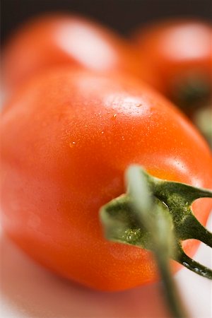 simsearch:659-01848974,k - Plum tomatoes on the vine (close- up) Foto de stock - Royalty Free Premium, Número: 659-01860445