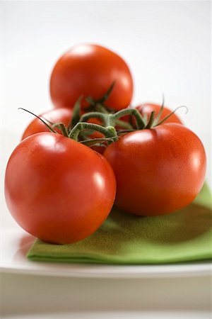 simsearch:659-01848974,k - Fresh tomatoes on green cloth Foto de stock - Royalty Free Premium, Número: 659-01860454