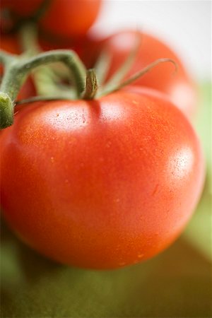 simsearch:659-01848974,k - Fresh tomatoes on green cloth (close-up) Foto de stock - Royalty Free Premium, Número: 659-01860455