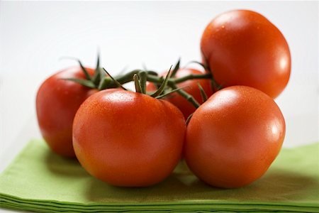 simsearch:659-01848974,k - Fresh tomatoes on green cloth Foto de stock - Royalty Free Premium, Número: 659-01860456