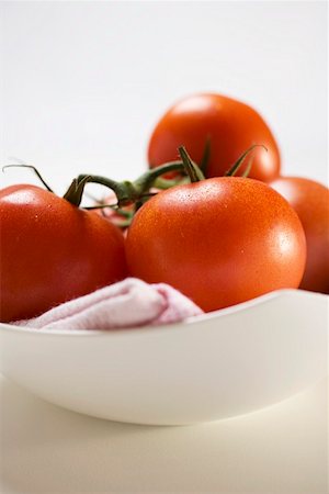 simsearch:659-01848974,k - Fresh tomatoes in white bowl Foto de stock - Royalty Free Premium, Número: 659-01860457