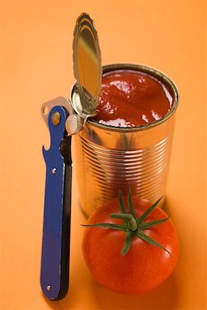 Tomate fraîche à côté d'étain alimentaire ouvert Photographie de stock - Premium Libres de Droits, Code: 659-01860471