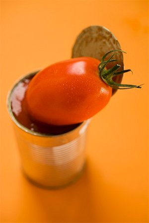 simsearch:659-03534855,k - Fresh tomato on opened food tin Stock Photo - Premium Royalty-Free, Code: 659-01860473