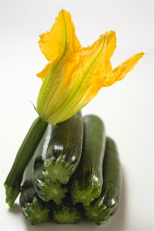 simsearch:659-01864821,k - Several courgettes in a pile with courgette flower Fotografie stock - Premium Royalty-Free, Codice: 659-01860500