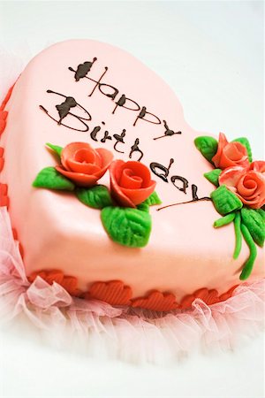 simsearch:659-01846253,k - Pink heart-shaped birthday cake with marzipan roses Stock Photo - Premium Royalty-Free, Code: 659-01860616