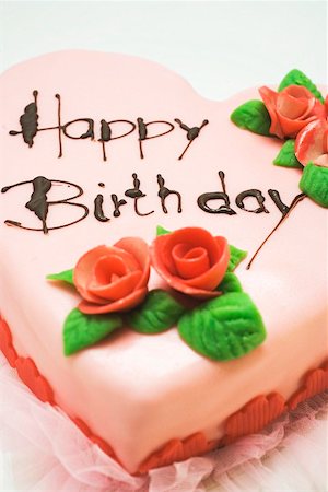 Rose de gâteau d'anniversaire en forme de coeur avec roses de massepain Photographie de stock - Premium Libres de Droits, Code: 659-01860618